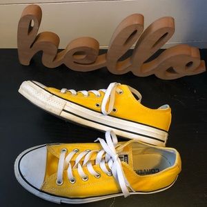Yellow converse!! Perfect for fall